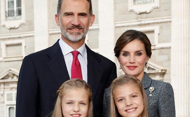 Los Reyes posan con sus hijas para felicitar la Navidad