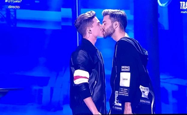 El esperado beso entre Raoul y Agoney