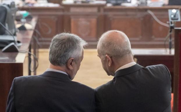 Concluye la primera sesión del juicio de los ERE con Chaves y Griñán en la primera fila del banquillo