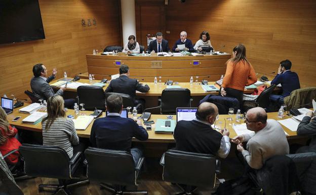 Podem, Cs y PP se alían para evitar la subida de sueldos de los altos cargos en los Presupuestos de la Generalitat