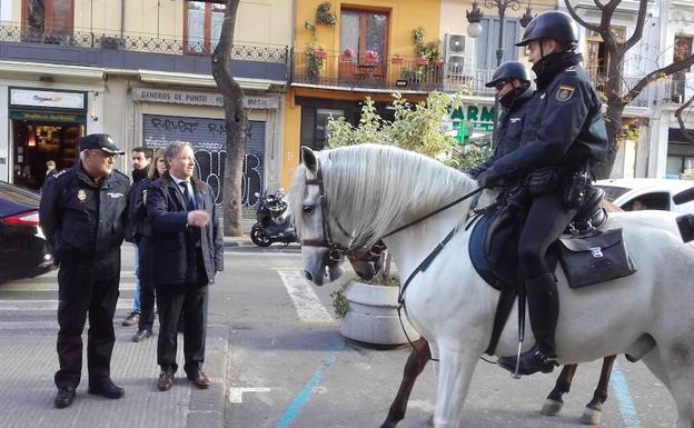 El plan de comercio seguro de la Policía Nacional se refuerza con 3.504 agentes en la Comunitat, cien más que en 2016