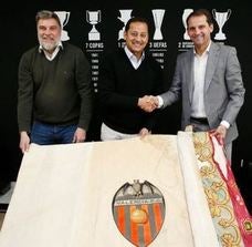El Valencia CF recibe la bandera robada e iniciará su restauración