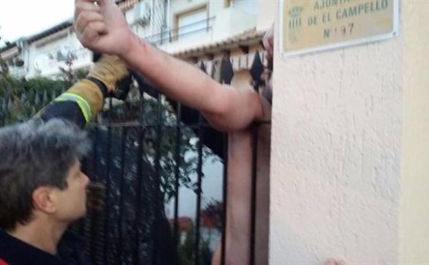 Se ensarta una valla en el hombro al saltarla porque se dejó las llaves dentro de casa