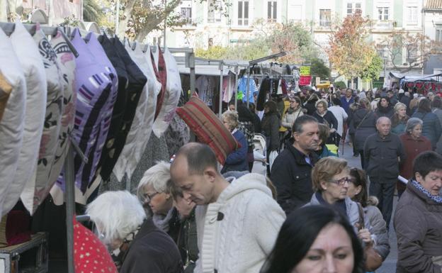 El Ayuntamiento lanza una ofensiva para cobrar la deuda de los mercadillos