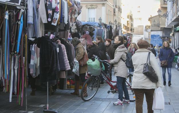 Los mercadillos exigen más control policial contra los manteros