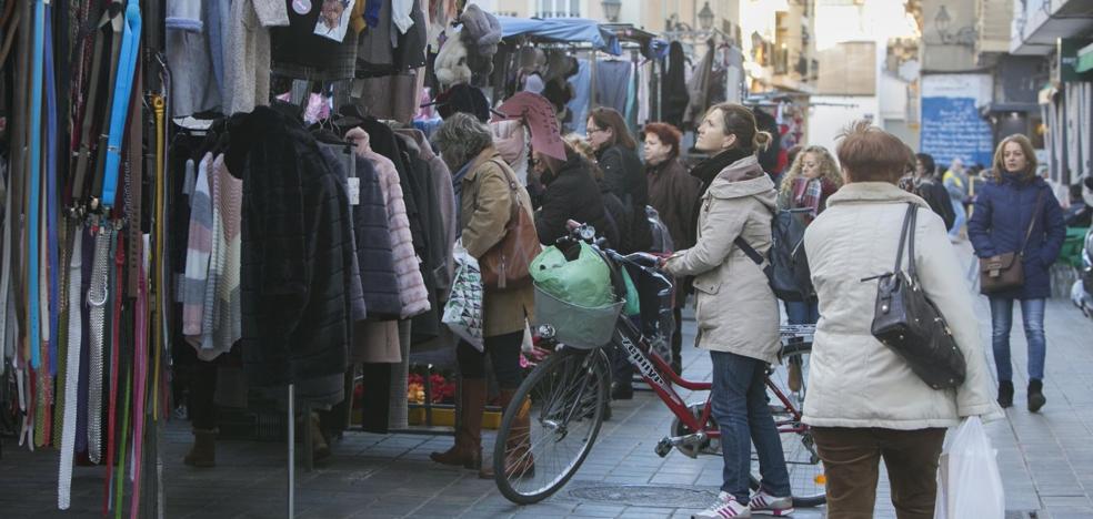 Los mercadillos exigen más control policial contra los manteros