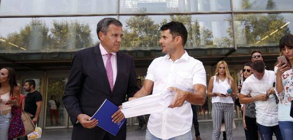 El juez abre el proceso para determinar si Javier Santos es hijo de Julio Iglesias