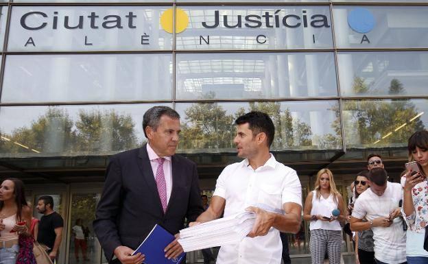 El juez abre el proceso para determinar si Javier Santos es hijo de Julio Iglesias