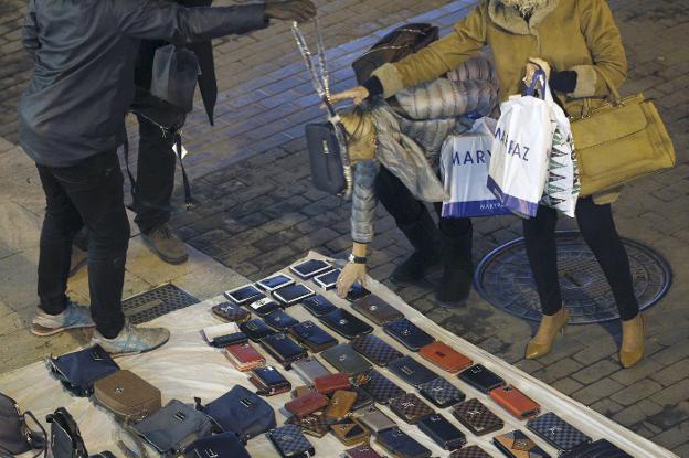 El tripartito se niega a reforzar las patrullas policiales contra manteros en Valencia