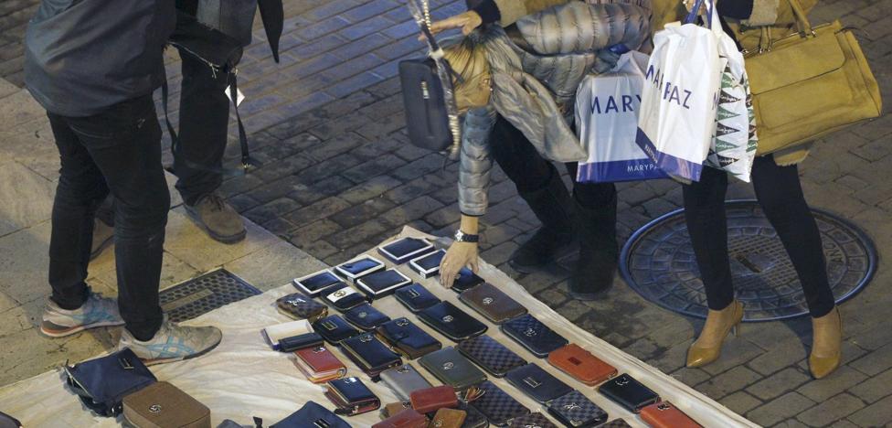 El tripartito se niega a reforzar las patrullas policiales contra manteros en Valencia