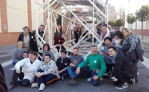 Los aprendices de artistas falleros despiden el año con la 'plantà del pi'