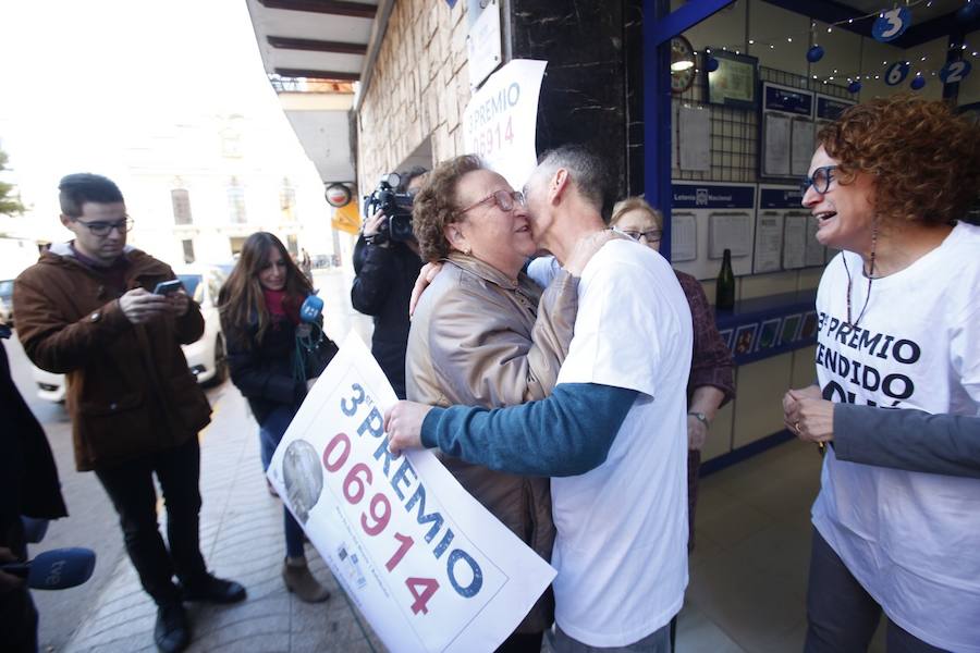 Fotos de la celebración del tercer premio de la Lotería de Navidad 2017, el 6.914, en la Comunitat