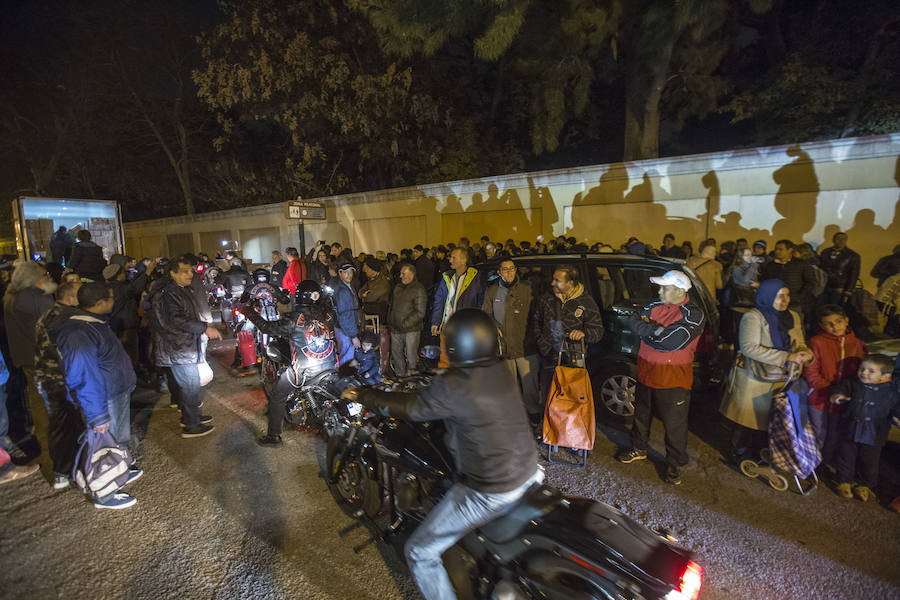 Fotos del reparto de alimentos y juguetes en Valencia