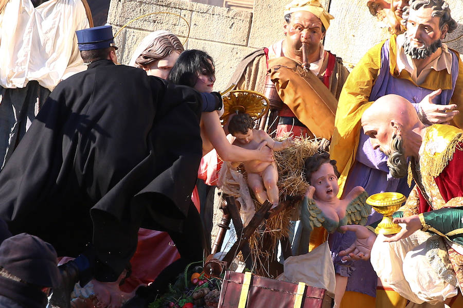 Fotos de una activista intentado robar el niño Jesús del belén del Vaticano