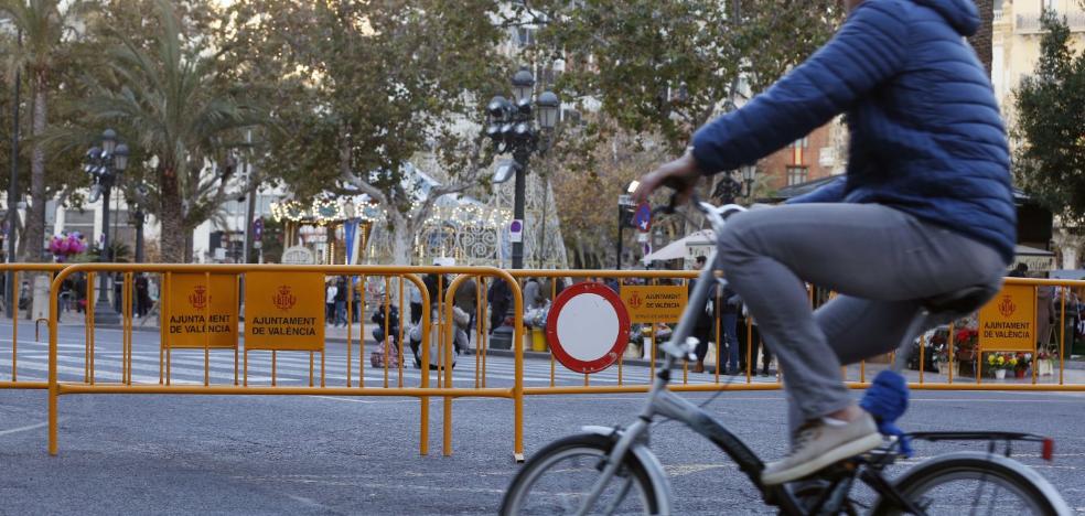 Los vecinos suspenden al Consistorio por los atascos, el servicio de la EMT y el botellón