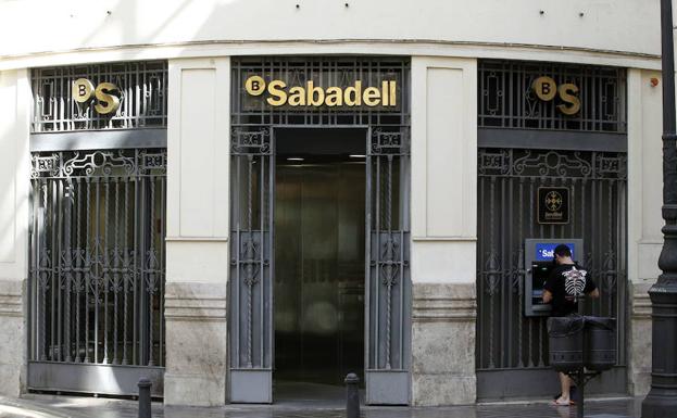 Santander, BBVA y Sabadell pierden 9.200 millones en depósitos en octubre, el mismo mes de la DUI