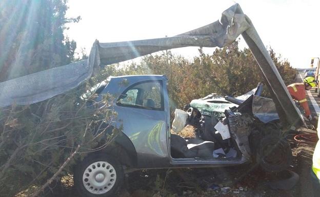 Herido un hombre de 80 años al quedar atrapado en su coche tras chocar contra la mediana de la A-3