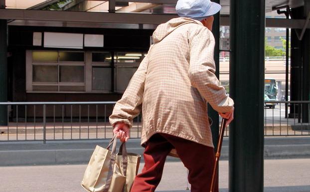 Detenido un padre por utilizar a su hijo menor para robar bolsos por el procedimiento del tirón