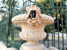 Ataque a una de las figuras de la fachada de Viveros