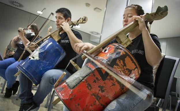 La magia de la 'Orquesta Basura'