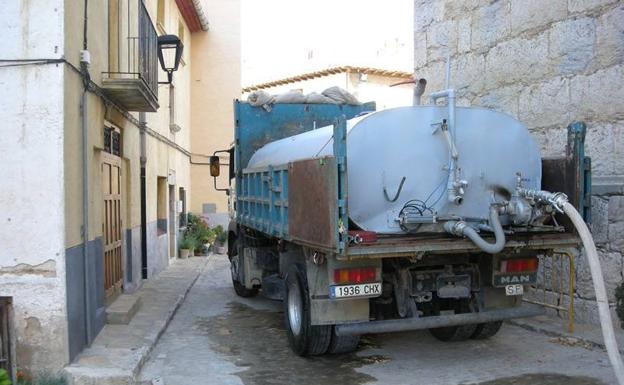 Ares del Maestrat, el pueblo valenciano que lleva desde agosto abasteciendo a sus 200 vecinos con una cuba diaria de agua