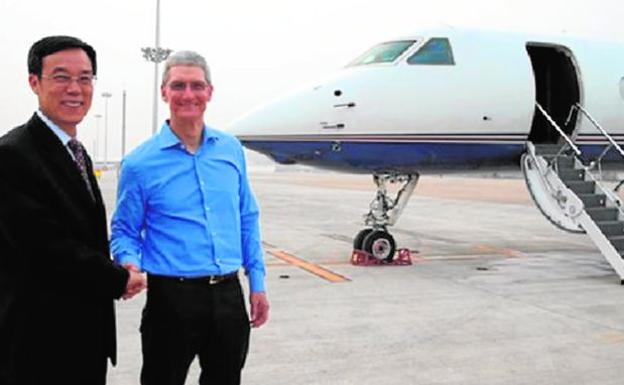 Apple paga 90 millones a Tim Cook y sólo le deja viajar en su avión