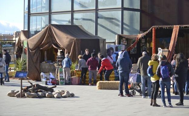 Un poblado de jaimas en el Bioparc de Valencia