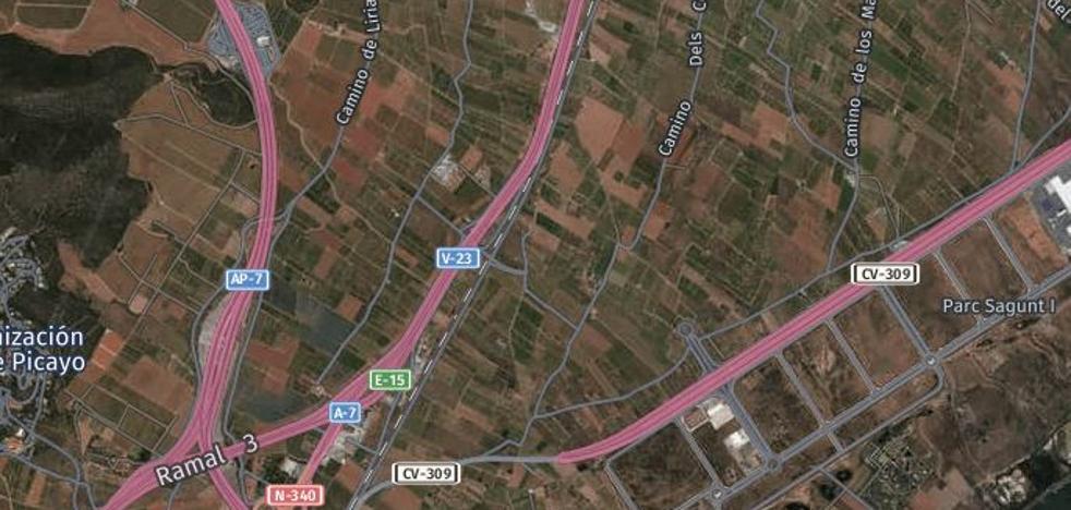 Un hombre muere al chocar frontalmente un camión y una furgoneta en la V-23 en Sagunto