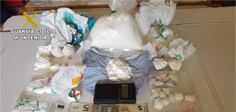 La Guardia Civil desarticula dos activos puntos de venta de drogas en Xàbia y El Campello