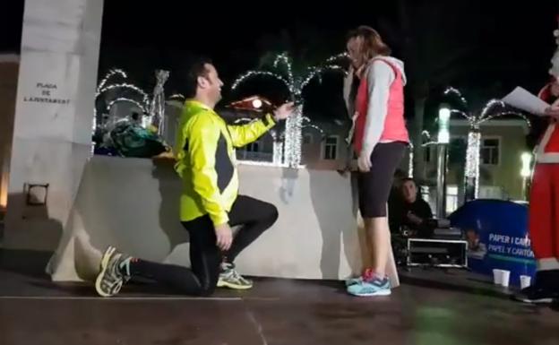 El teniente alcalde de El Verger pide matrimonio a la concejal de Els Poblets en la San Silvestre