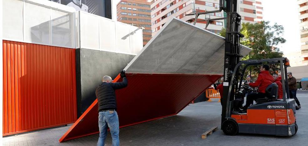Una joven salva la vida de su bebé al desplomarse una puerta de Mestalla