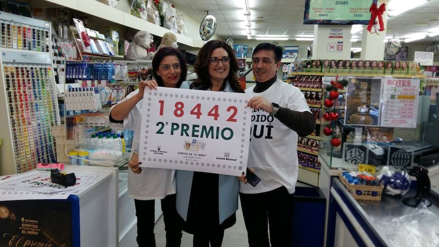 Fotos de la celebración del segundo premio de la Lotería de 'El Niño' en Carlet y Benijófar