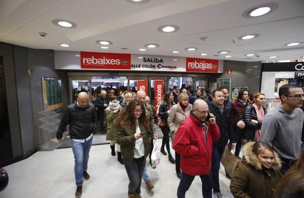 Los comercios se preparan para un inicio de rebajas de récord y prevén vender un 3% más