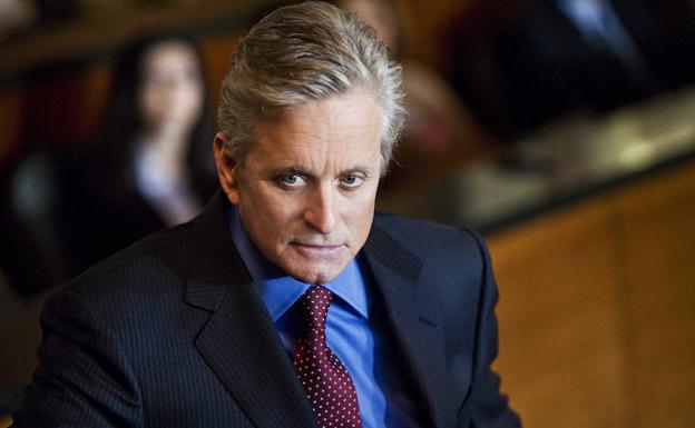 Michael Douglas niega haberse masturbado delante de una escritora