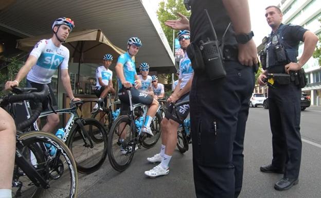 La policía detiene a un equipo ciclista profesional por saltarse un semáforo en rojo
