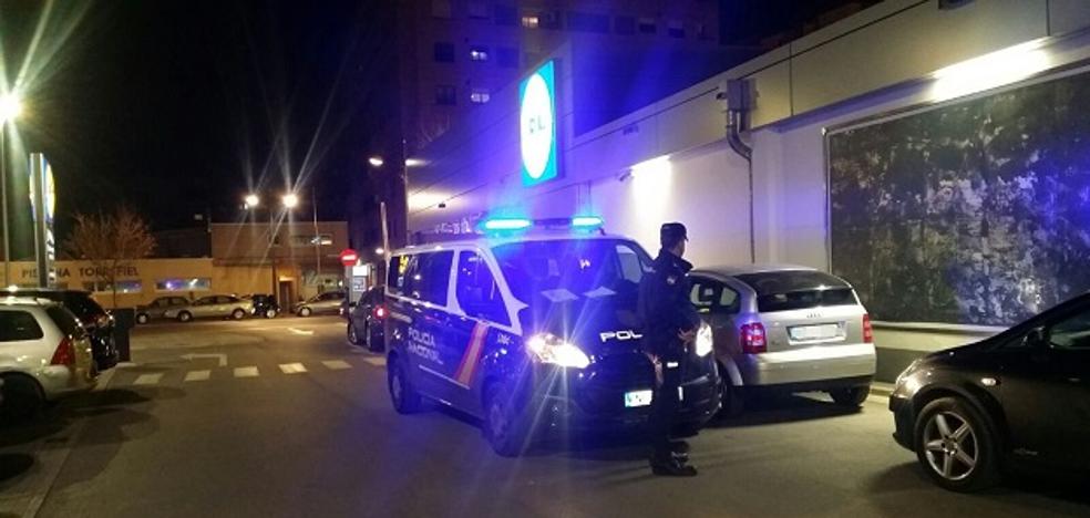 Dos policías salvan a un niño inconsciente que estaba en un coche en el parking de un supermercado de Valencia