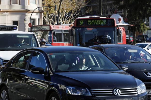 Casi una treintena de líneas de la EMT circulan con retraso por los atascos de tráfico