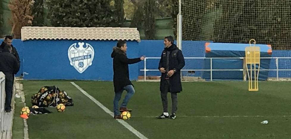 Muñiz: «¿Inquieto? Necesitamos un delantero, pero por lo que me traslada el club va a haber fichajes»