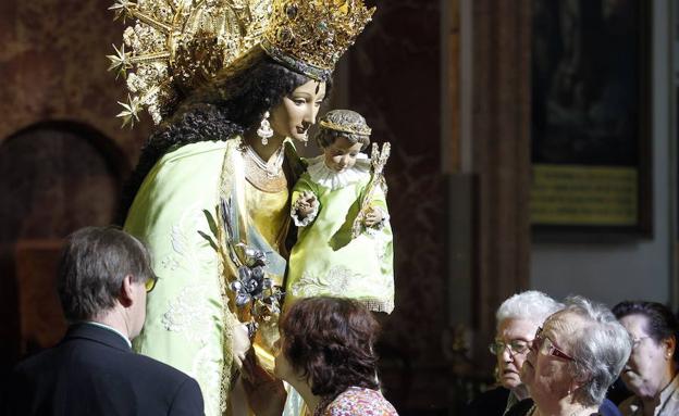 La Basílica de la Virgen estrena un nuevo sistema para besar el manto de la patrona