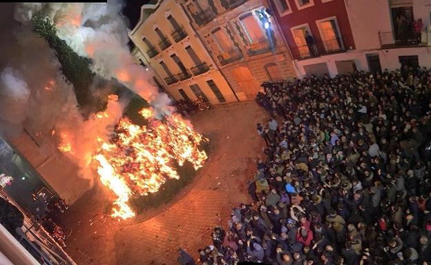 Valencia y Canals cumplen con el ritual de quemar la hoguera de San Antonio