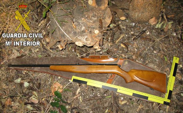 Un hombre dispara con una carabina contra los clientes de un bar de Turís tras un altercado