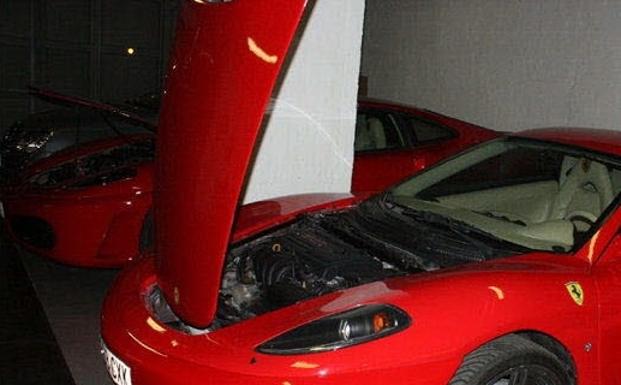 Un presunto estafador tunea la carrocería de un viejo coche para venderlo como un Ferrari