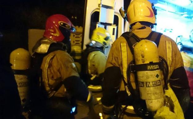 Tres personas atendidas por intoxicación por humo tras incendiarse su chalé en El Verger