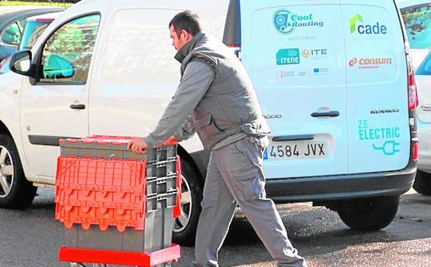 Consum se propone contaminar menos en el reparto de la compra