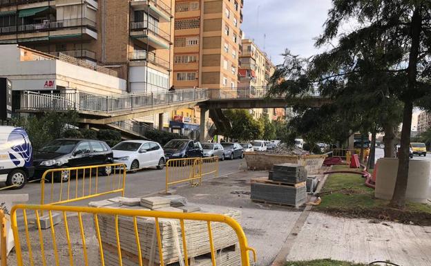 Cierran dos de las cinco pasarelas de la avenida del Cid para su desmontaje