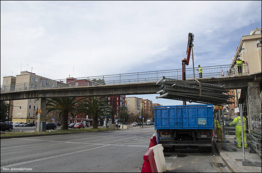 Fotos del cierre de dos de las cinco pasarelas de la avenida del Cid para su desmontaje