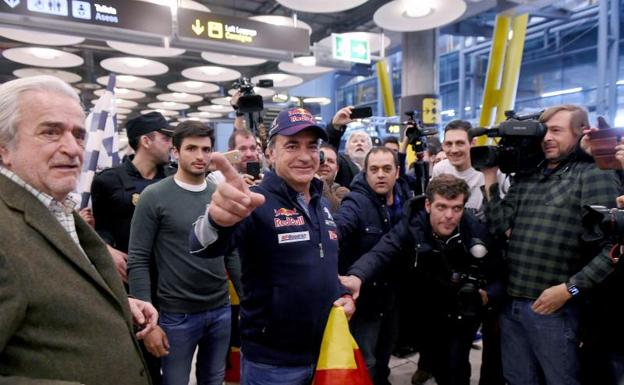 Baño de masas de Carlos Sainz