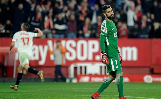 El Sevilla noquea al Atlético con las armas del enemigo