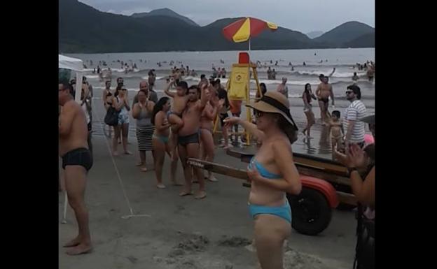 La ingeniosa técnica utilizada para encontrar a los padres de un niño perdido en una playa