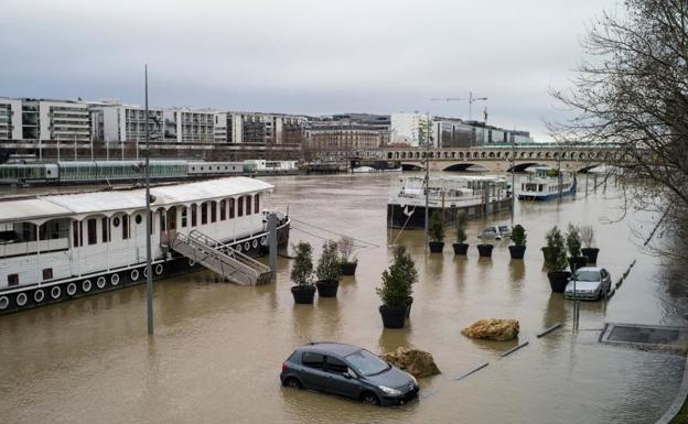 Las fuertes lluvias en París desbordan el Sena